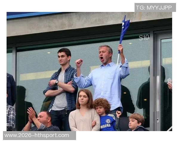 切尔西球迷高呼阿布名字举起BlueCoOut旗帜表达不满情绪 切尔西球迷高呼阿布名字举起BlueCoOut旗帜表达不满情绪